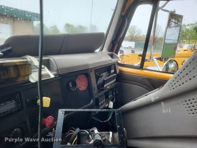 image for item EJ7882 2002 International 4900 flatbed truck