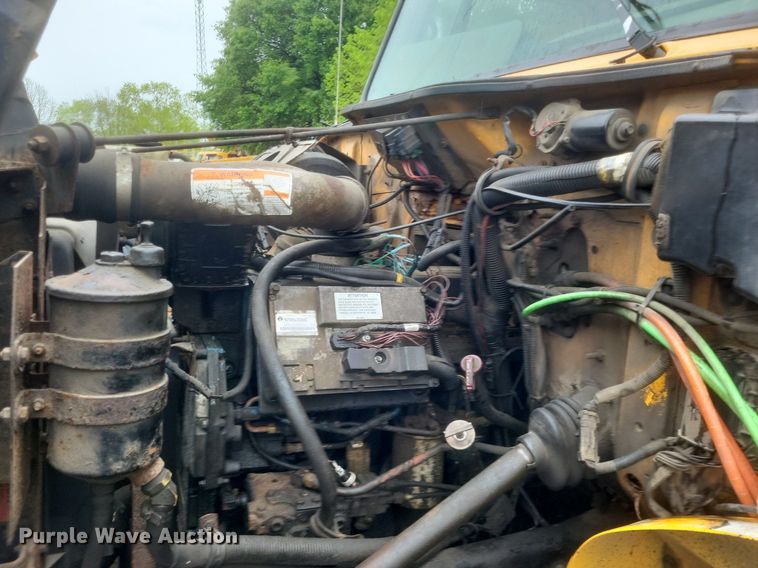 image for item EJ7882 2002 International 4900 flatbed truck