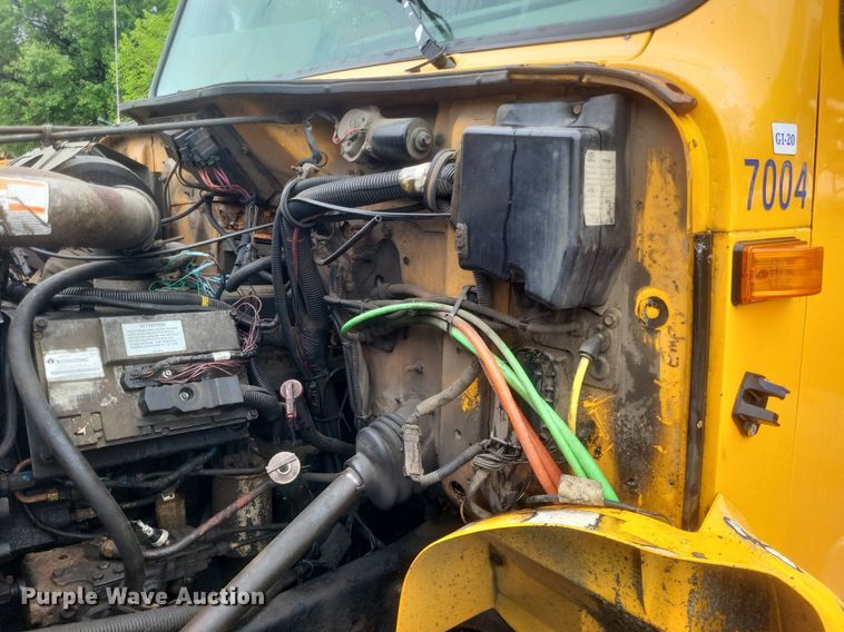 image for item EJ7882 2002 International 4900 flatbed truck