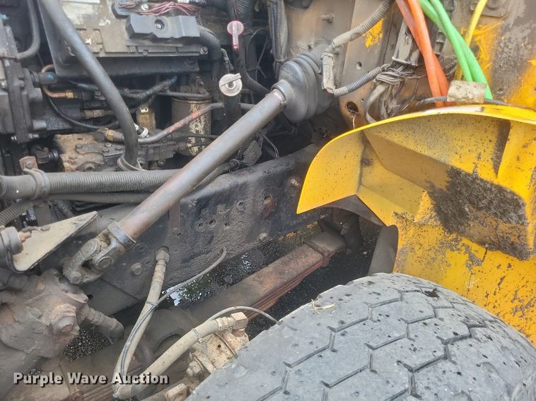 image for item EJ7882 2002 International 4900 flatbed truck