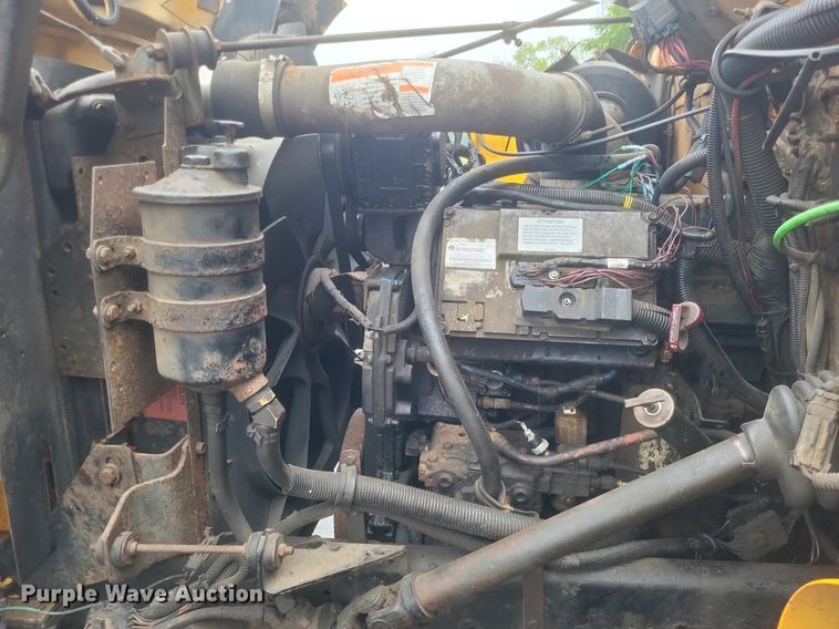 image for item EJ7882 2002 International 4900 flatbed truck