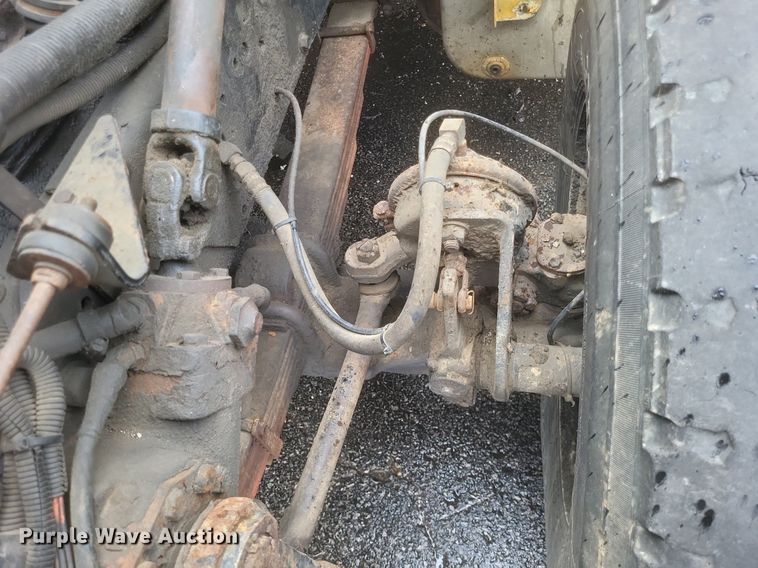 image for item EJ7882 2002 International 4900 flatbed truck