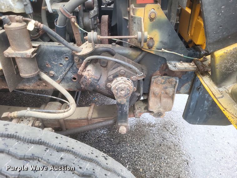 image for item EJ7882 2002 International 4900 flatbed truck