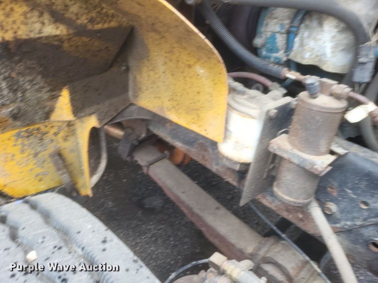 image for item EJ7882 2002 International 4900 flatbed truck