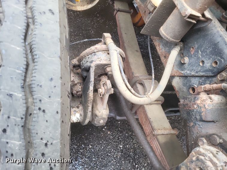 image for item EJ7882 2002 International 4900 flatbed truck