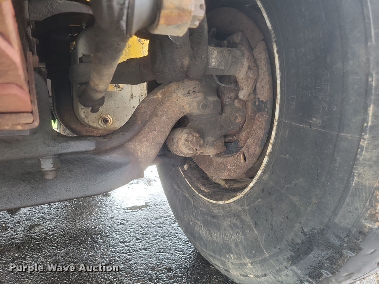 image for item EJ7882 2002 International 4900 flatbed truck