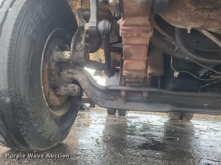 image for item EJ7882 2002 International 4900 flatbed truck