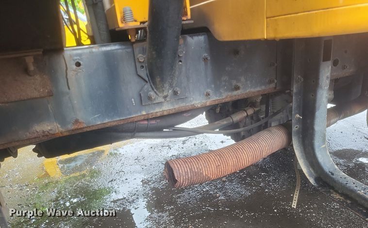 image for item EJ7882 2002 International 4900 flatbed truck