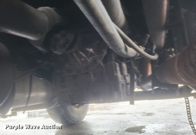 image for item EJ7882 2002 International 4900 flatbed truck