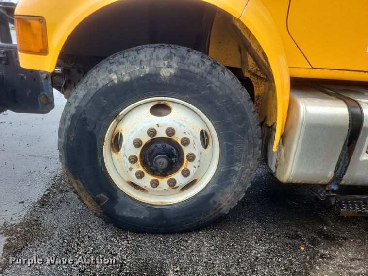 image for item EJ7882 2002 International 4900 flatbed truck