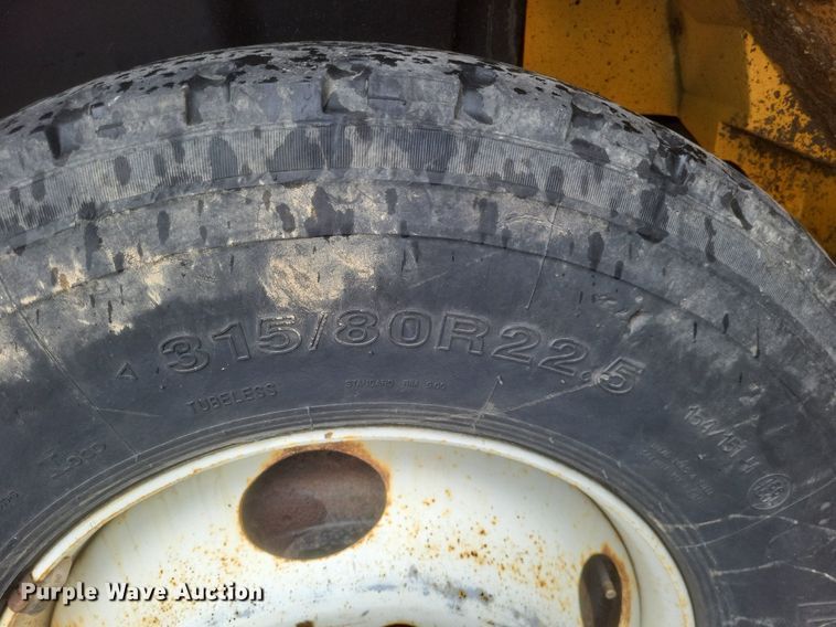 image for item EJ7882 2002 International 4900 flatbed truck