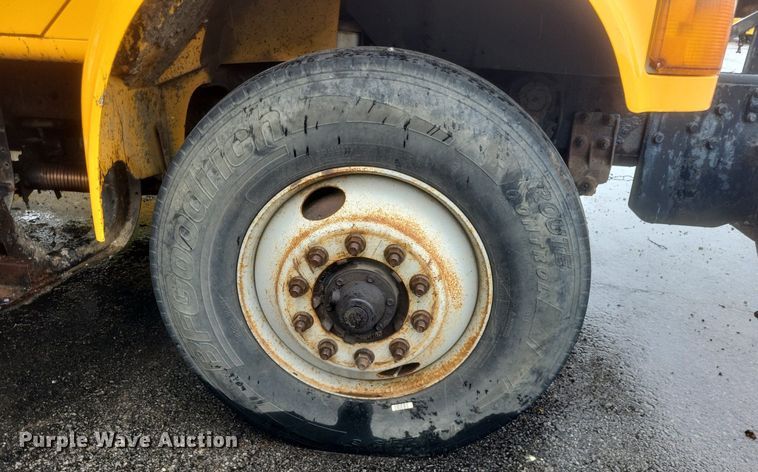 image for item EJ7882 2002 International 4900 flatbed truck