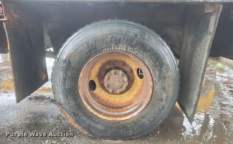 image for item EJ7882 2002 International 4900 flatbed truck