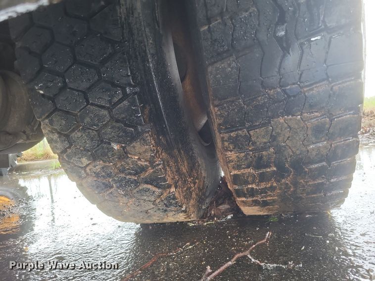 image for item EJ7882 2002 International 4900 flatbed truck