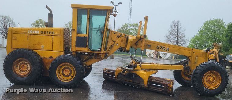 image for item EJ7883 1989 John Deere 670B motor grader