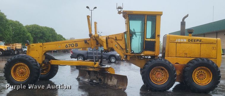 image for item EJ7883 1989 John Deere 670B motor grader