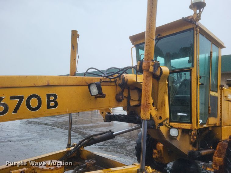image for item EJ7883 1989 John Deere 670B motor grader