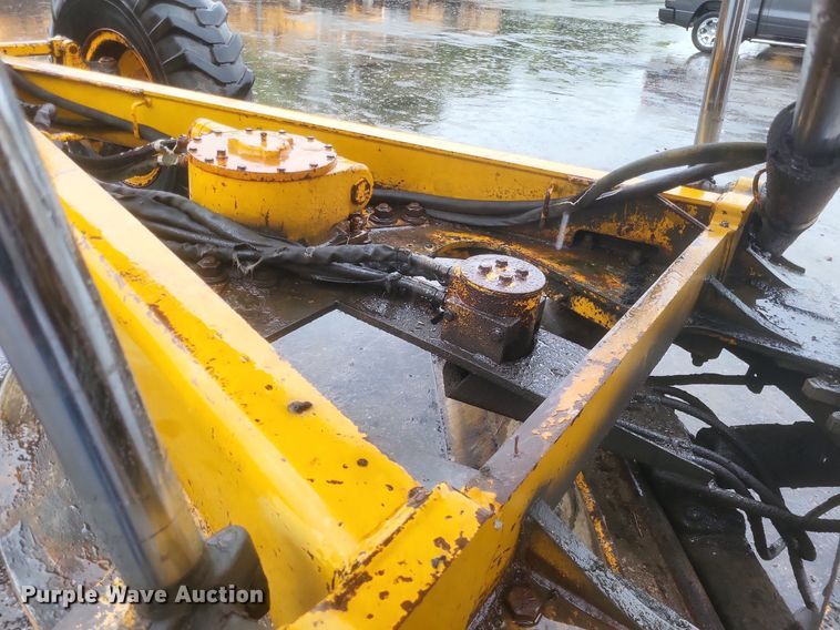 image for item EJ7883 1989 John Deere 670B motor grader