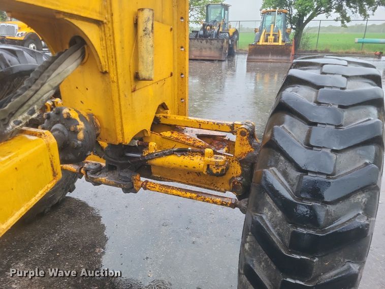 image for item EJ7883 1989 John Deere 670B motor grader