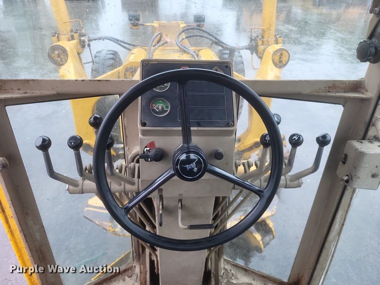 image for item EJ7883 1989 John Deere 670B motor grader