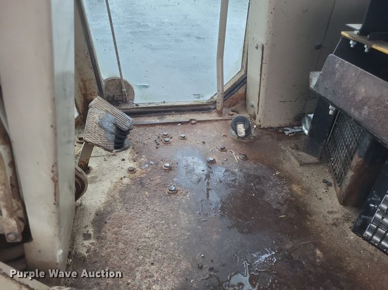 image for item EJ7883 1989 John Deere 670B motor grader