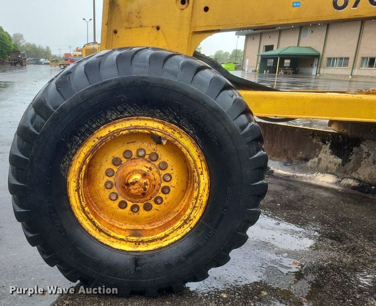 image for item EJ7883 1989 John Deere 670B motor grader