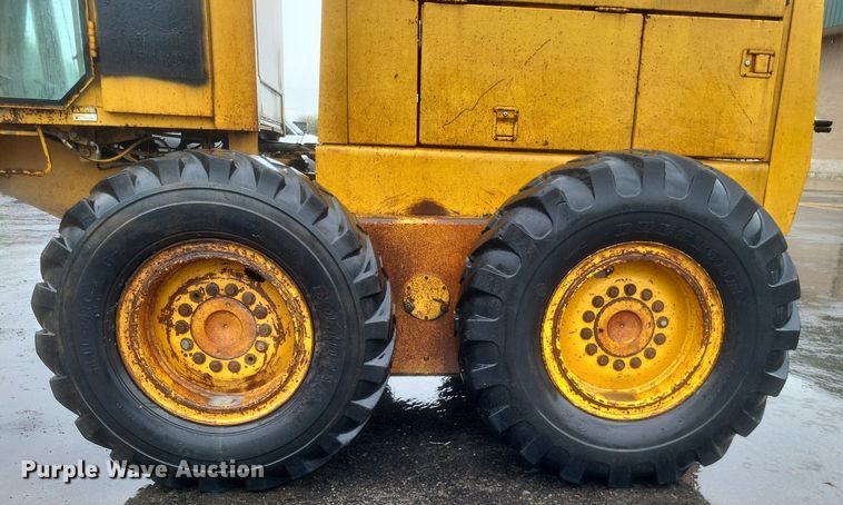 image for item EJ7883 1989 John Deere 670B motor grader