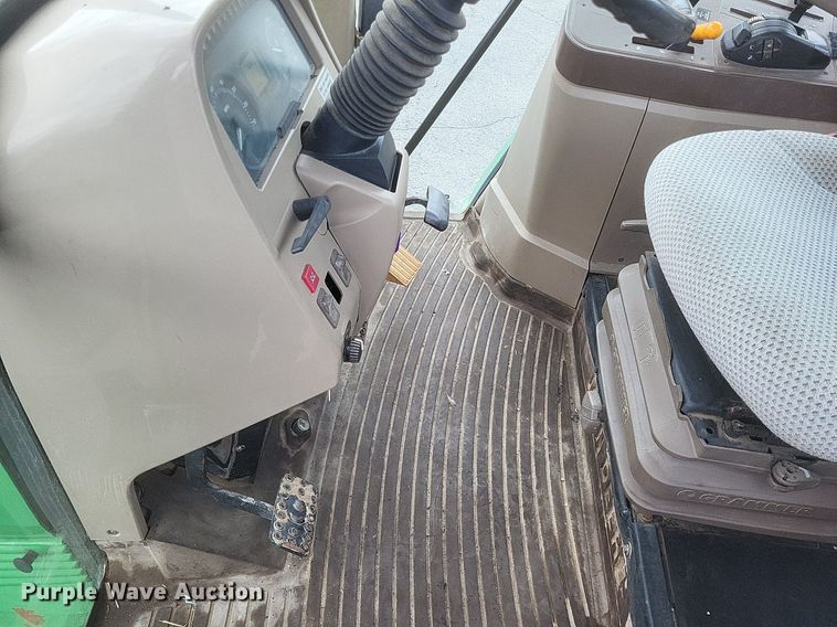 image for item EJ7889 2004 John Deere 6615 tractor