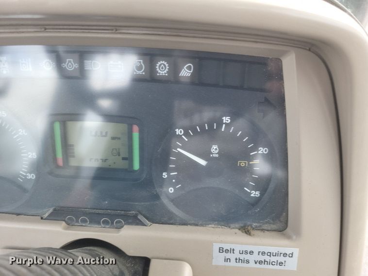 image for item EJ7889 2004 John Deere 6615 tractor