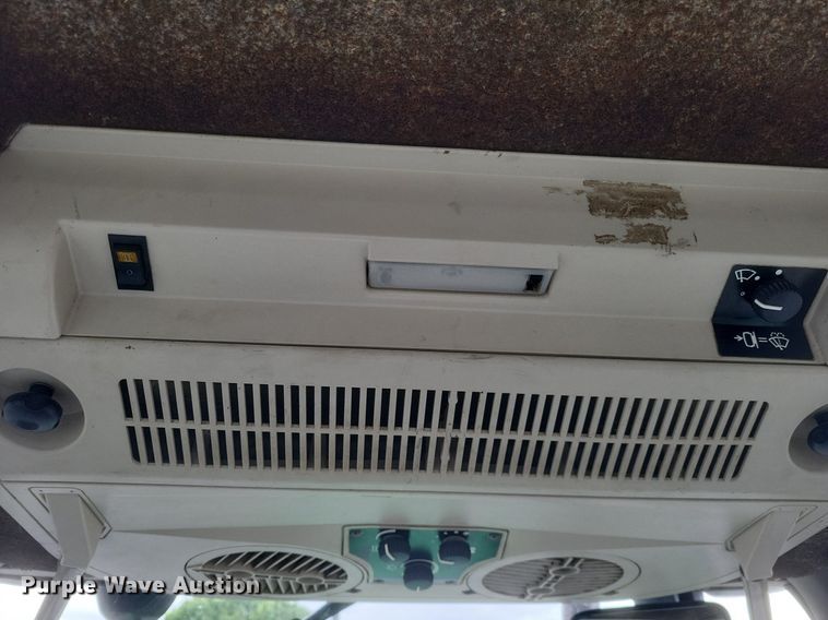 image for item EJ7889 2004 John Deere 6615 tractor