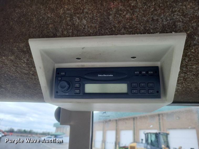 image for item EJ7889 2004 John Deere 6615 tractor