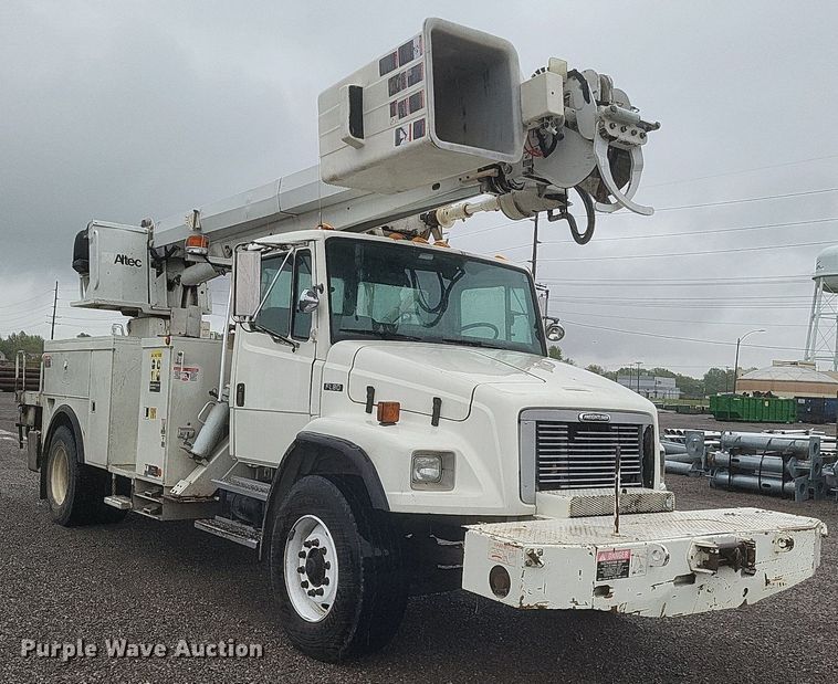 image for item EJ7895 2002 Freightliner  FL80 digger derrick truck