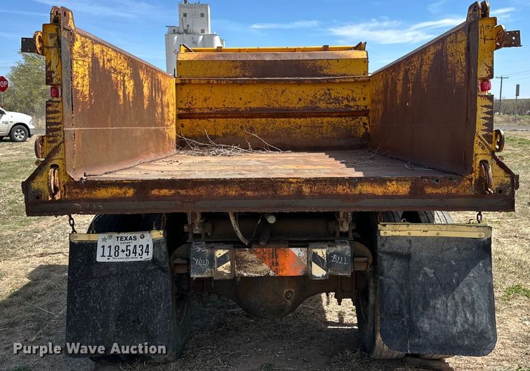 image for item IB9372 1988 GMC dump truck