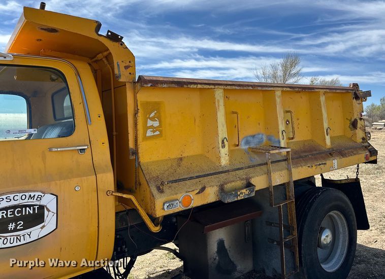 image for item IB9372 1988 GMC dump truck