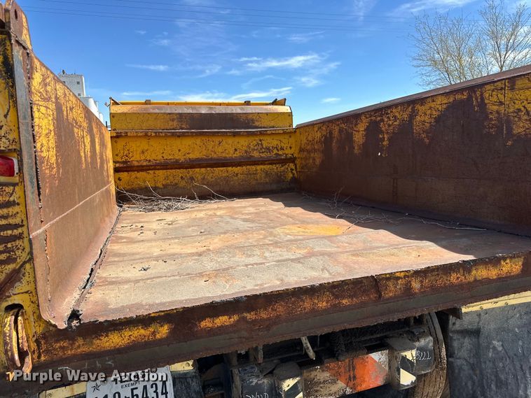 image for item IB9372 1988 GMC dump truck