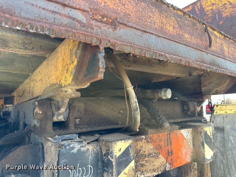 image for item IB9372 1988 GMC dump truck