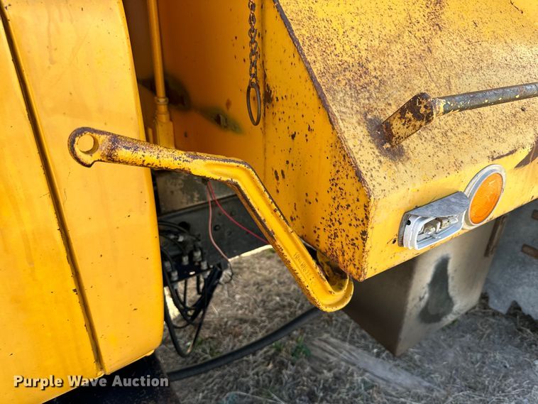 image for item IB9372 1988 GMC dump truck