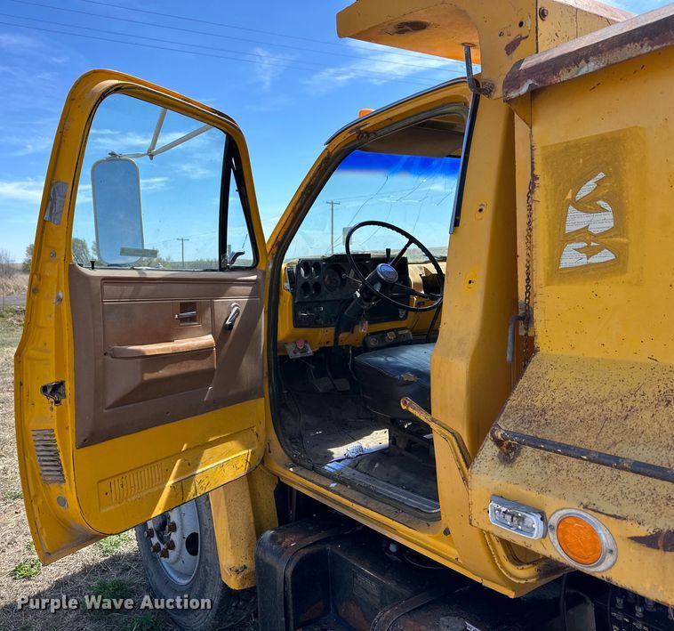 image for item IB9372 1988 GMC dump truck
