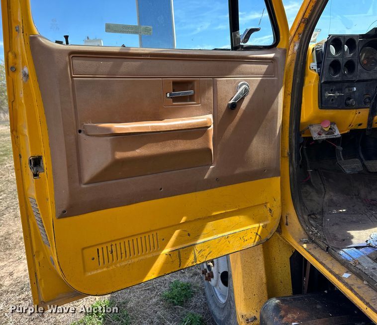 image for item IB9372 1988 GMC dump truck