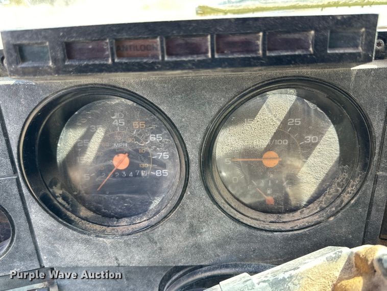 image for item IB9372 1988 GMC dump truck