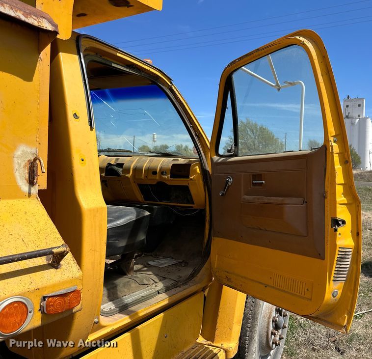 image for item IB9372 1988 GMC dump truck