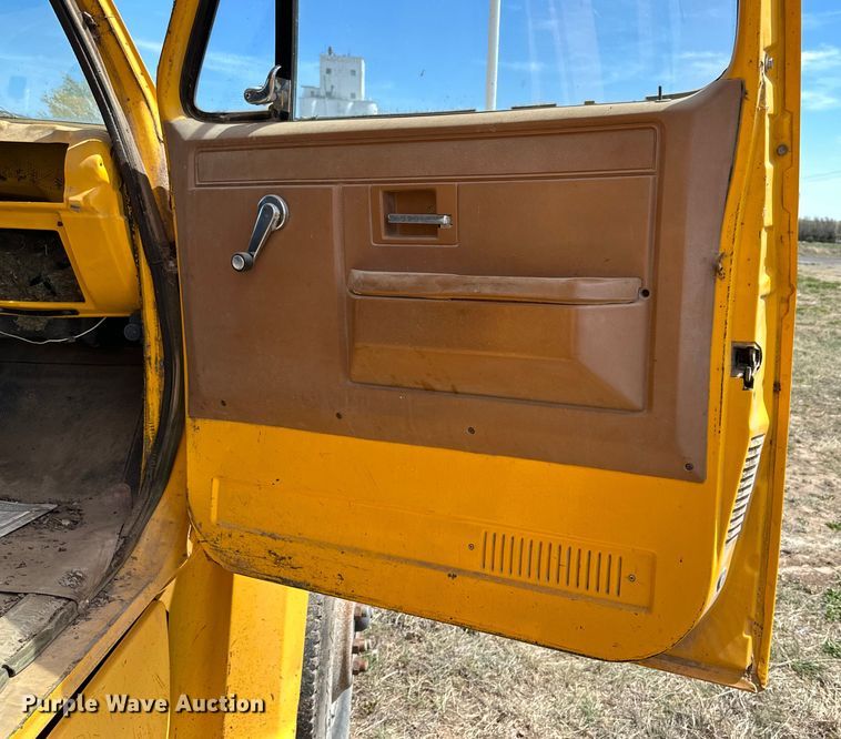 image for item IB9372 1988 GMC dump truck