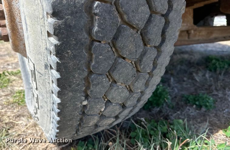 image for item IB9372 1988 GMC dump truck