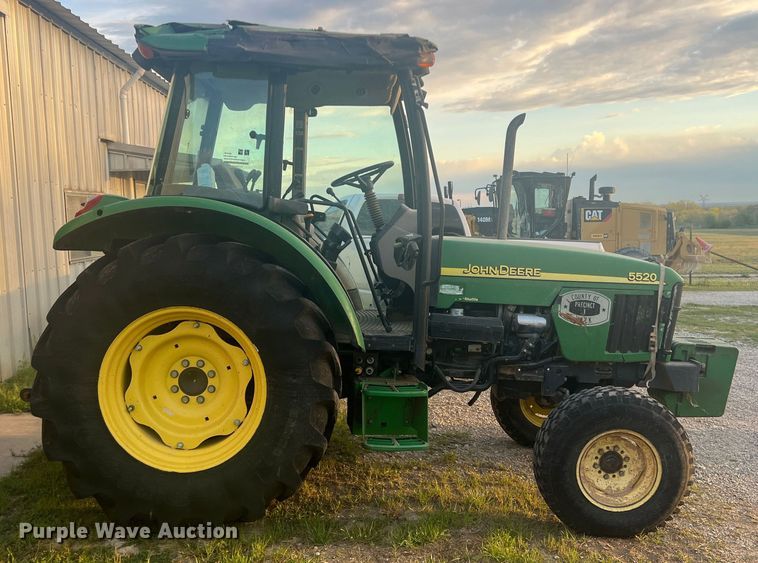 image for item JS9966 1997 John Deere 5520 tractor