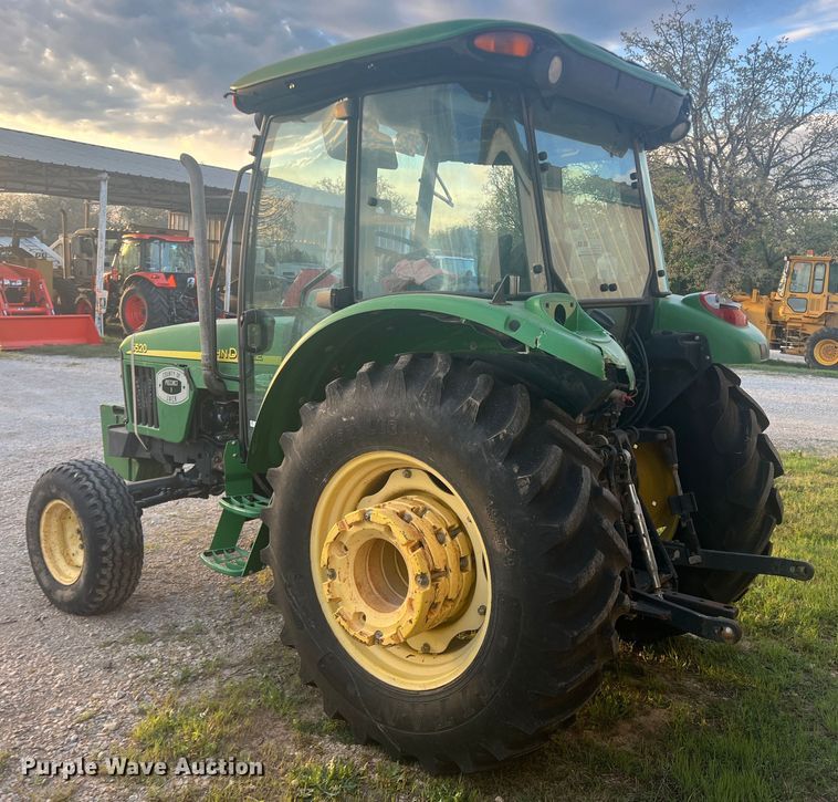 image for item JS9966 1997 John Deere 5520 tractor