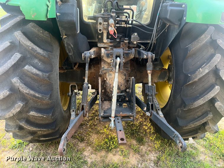 image for item JS9966 1997 John Deere 5520 tractor