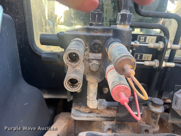 image for item JS9966 1997 John Deere 5520 tractor