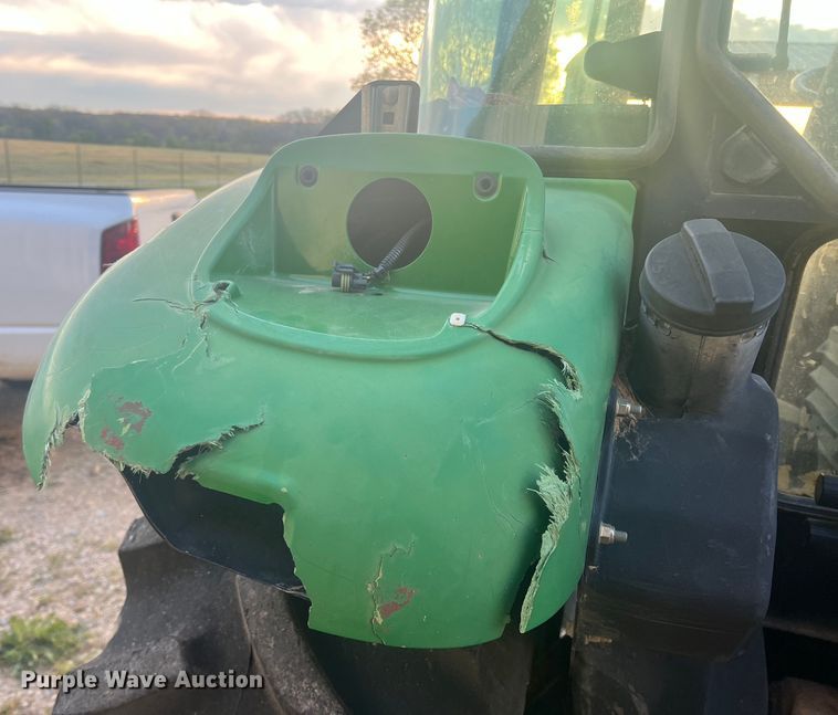 image for item JS9966 1997 John Deere 5520 tractor