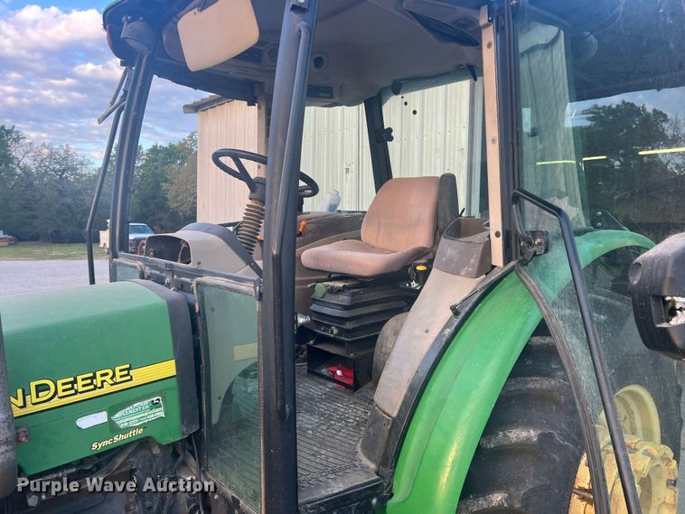 image for item JS9966 1997 John Deere 5520 tractor