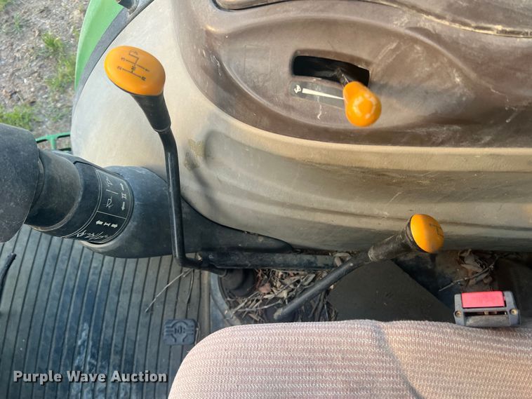 image for item JS9966 1997 John Deere 5520 tractor